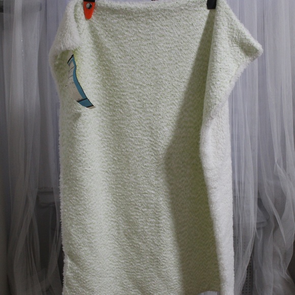 Williams Sonoma Bouclé-Style Cotton Blanket. Soft Ivory & Lime Green. 30
